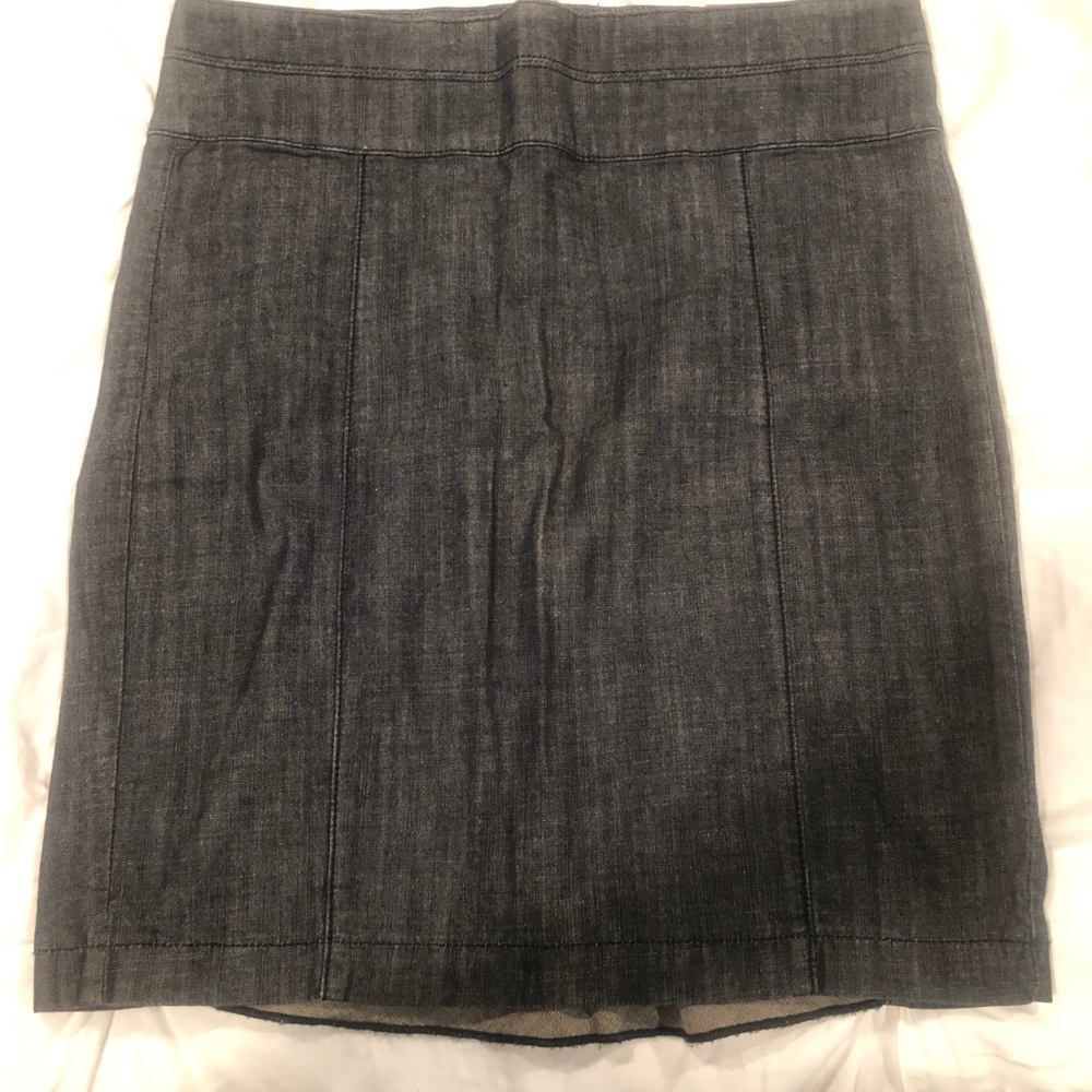 GUESS  skirt with ruffle back. NWT